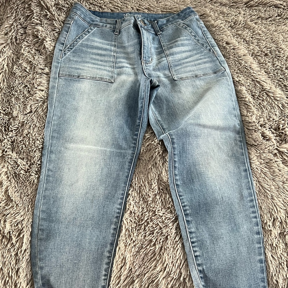 Light wash cropped jeans, newer w/o tags